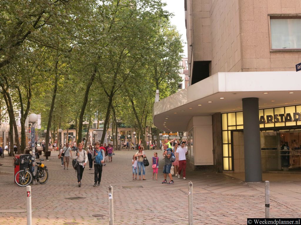 Ook de zijstraten van de  Mönckebergstrasse zijn winkelstraten. Het hele gebied tussen het meertje de Alster en het centraal station is winkelgebied.  Tip:   Winkelen in Hamburg.